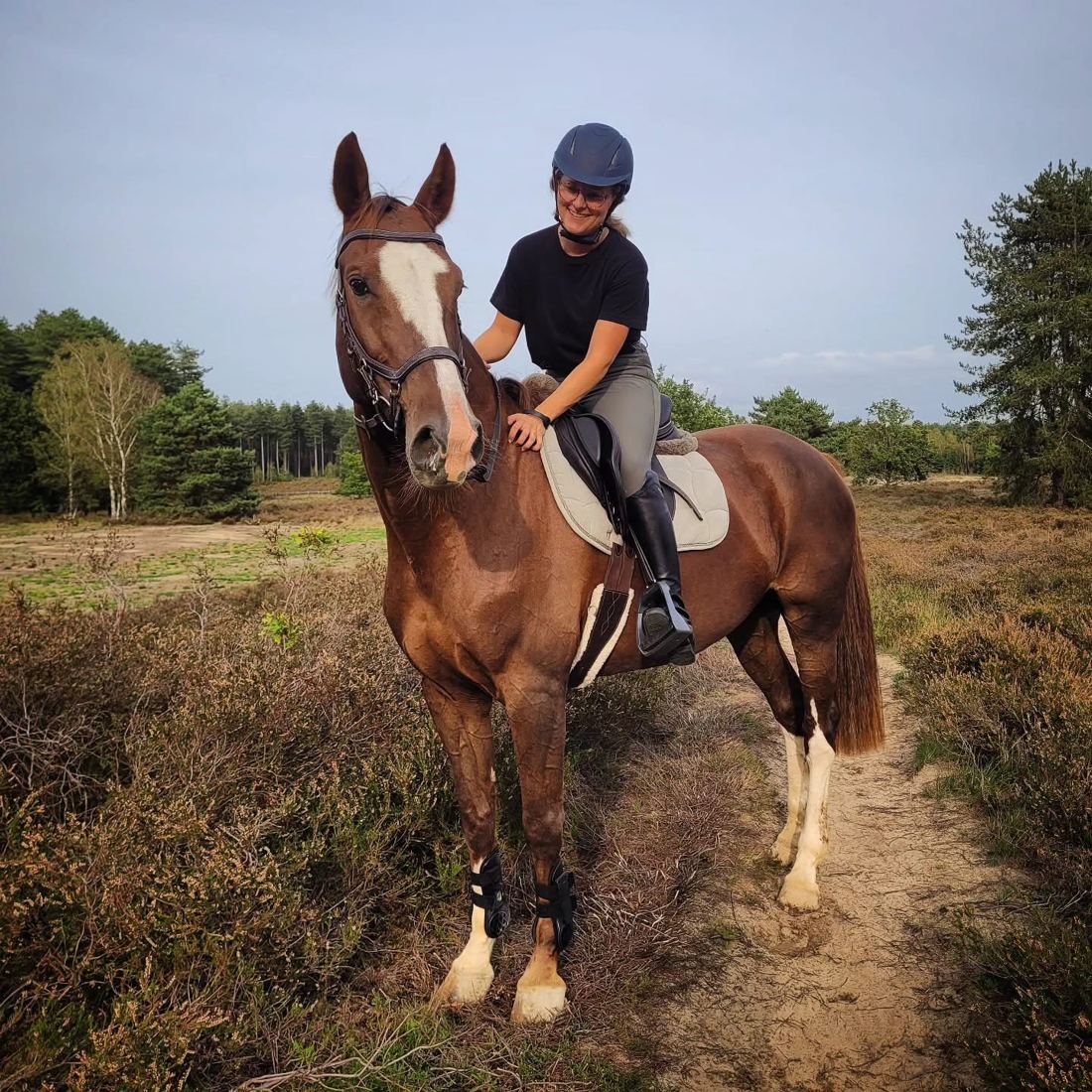 Marieke te paard op de heide