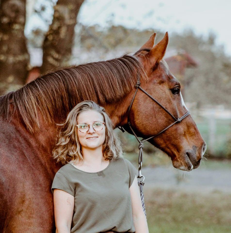 Marieke naast haar vos