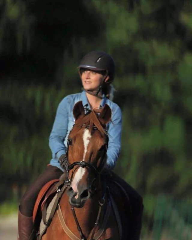 Marieke te paard in het zonlicht