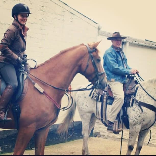 Marieke en haar vader samen te paard
