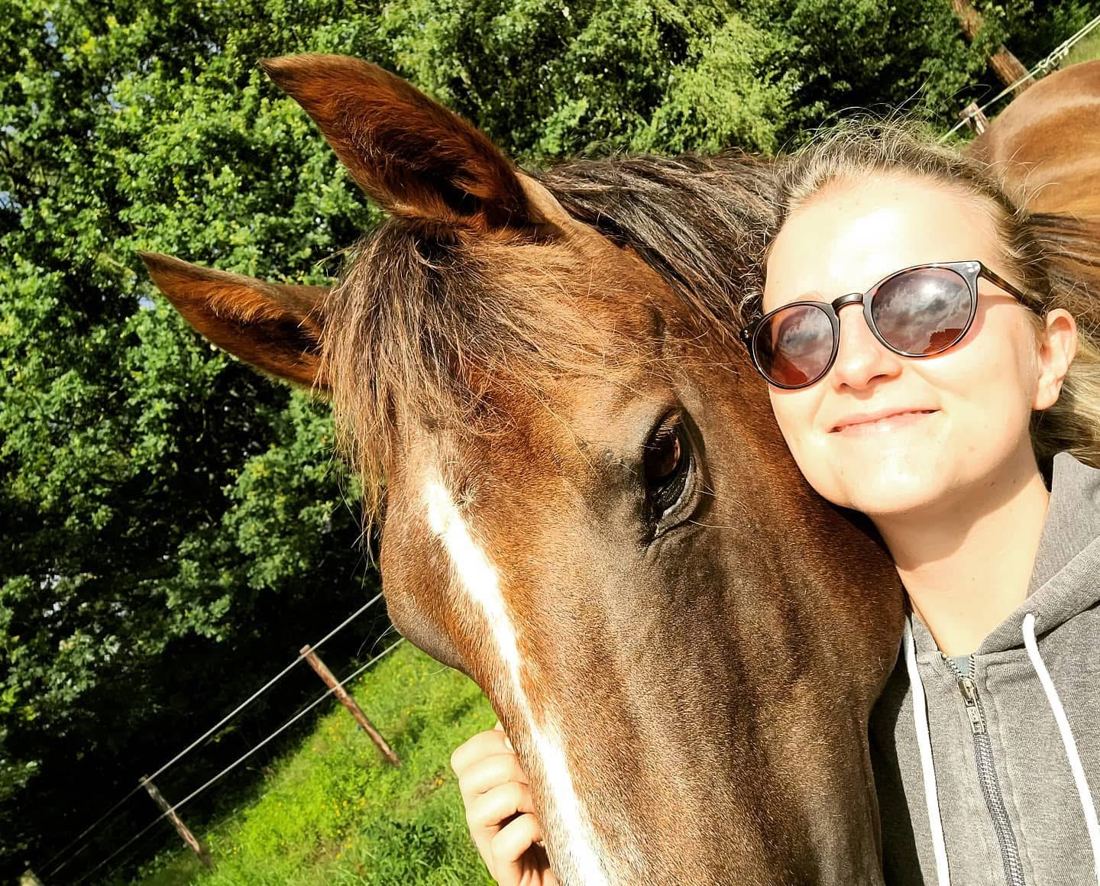 Marieke wang aan wang met haar paard
