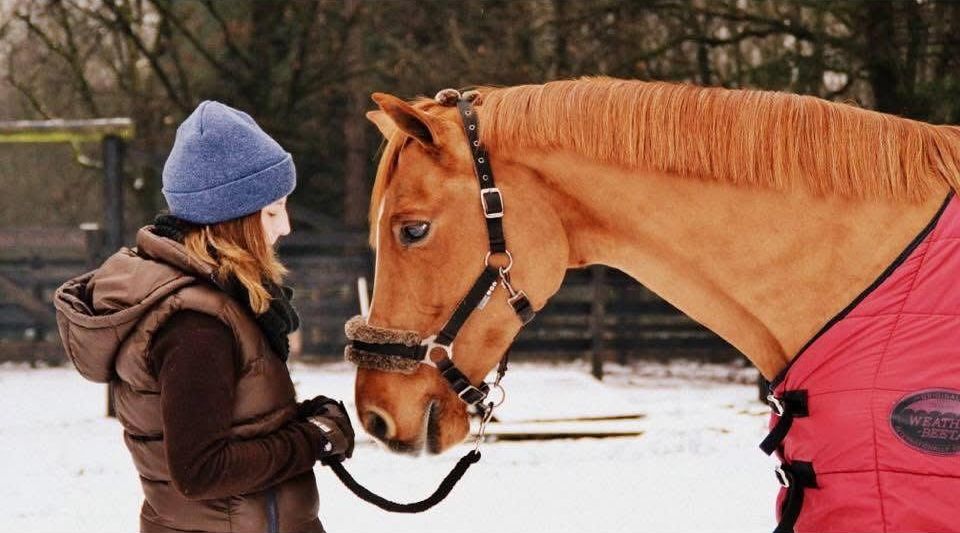 Marieke met haar vos in de sneeuw
