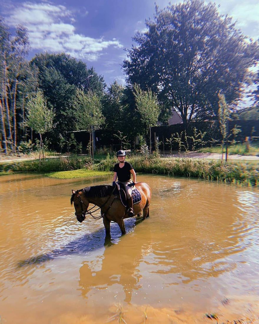 Marieke te paard in het water