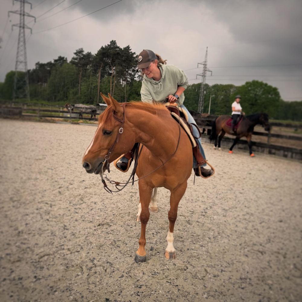 Marieke in het westernzadel op Jade, haar rijpaard